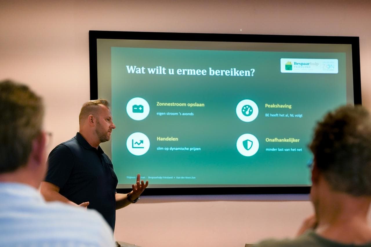 Thijmen Veeman geeft voorlichting over thuisbatterijen bij een energiecollectief in Friesland