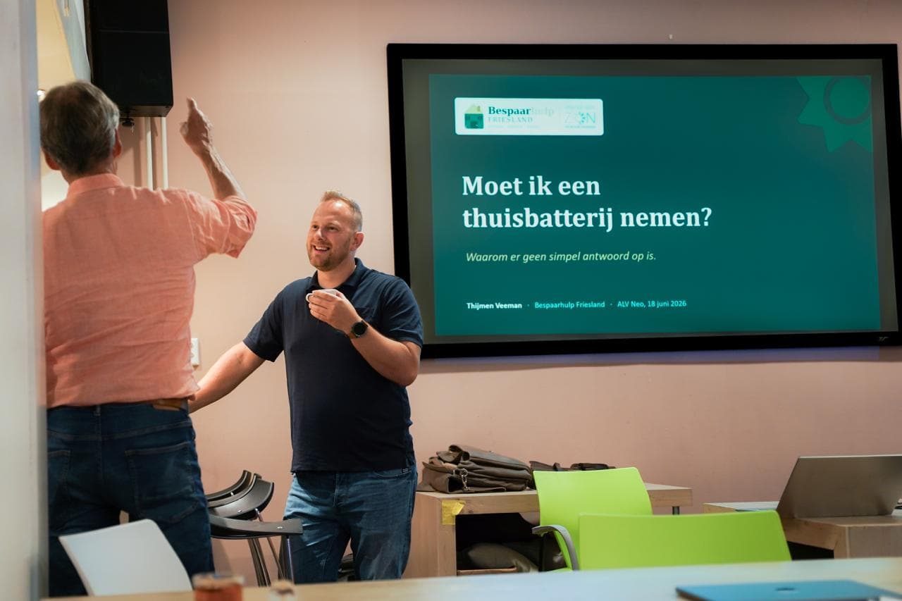 Thijmen Veeman tijdens een presentatie over thuisbatterijen